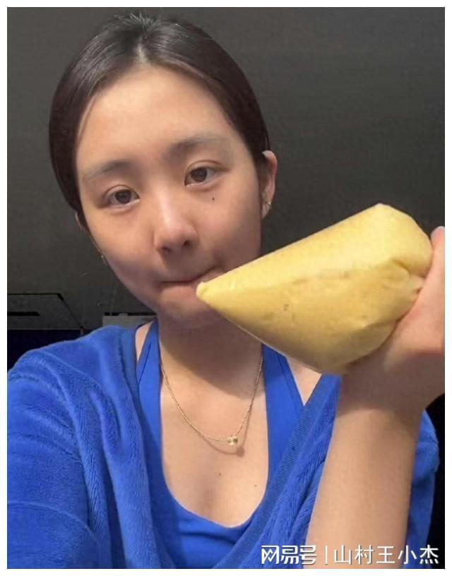 女儿魔鬼身材大秀厨艺网友：好大啊！AG真人旗舰厅黄多多不愧是黄磊的(图6)